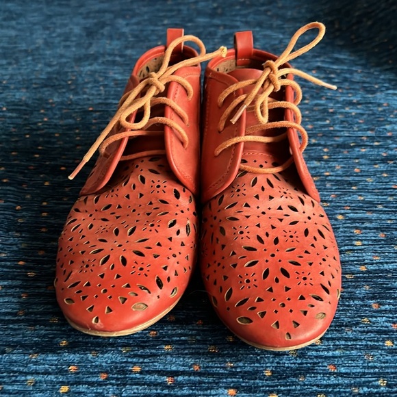 Crown Vintage size 9 rusty-Red Lace Up Boots with Intricate laser-cut Design - Picture 2 of 9